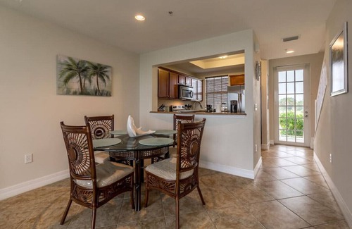 Ruskin House | 2 minute walk to beach, restaurants, bars, fitness center, tennis courts, pier and so much more! Amazing views! Sleeps 6!