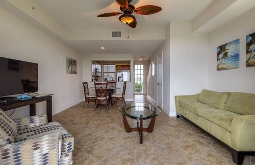 Ruskin House | 2 minute walk to beach, restaurants, bars, fitness center, tennis courts, pier and so much more! Amazing views! Sleeps 6!