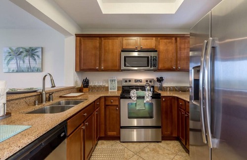 Ruskin House | 2 minute walk to beach, restaurants, bars, fitness center, tennis courts, pier and so much more! Amazing views! Sleeps 6!