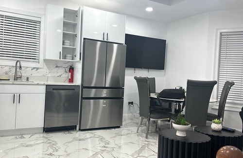 Constable Hook Apartment | 2 Minutes Away from, Staten Island Modern and Cozy