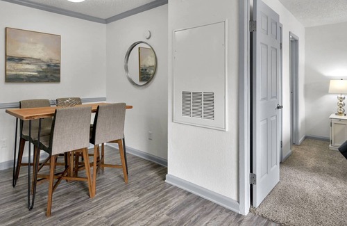 Webster Apartment | 2 Minutes to I-45|Central Location|Community Pool|Private Balcony|Laundry Facility|Fitness Center