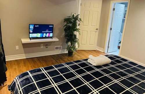 Westminster Apartment | 2 minutes to the mall, home away from home, cool neighborhood parks, restaurant.