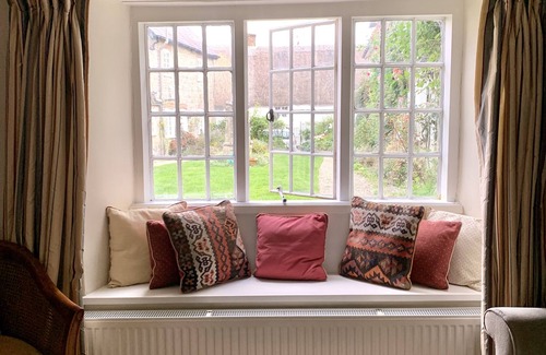 Shaftesbury Cottage | 2 minutes to the park & High Street! Family-sized thatched country cottage
