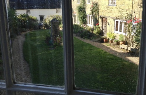 Shaftesbury Cottage | 2 minutes to the park & High Street! Family-sized thatched country cottage