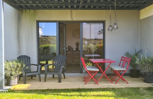 Concarneau Apartment | 2 minutes walk from the white sand beach, garden apartment with terrace