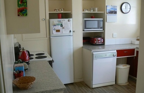 Whangamata House | 2 Minutes walk to ocean beach or shops