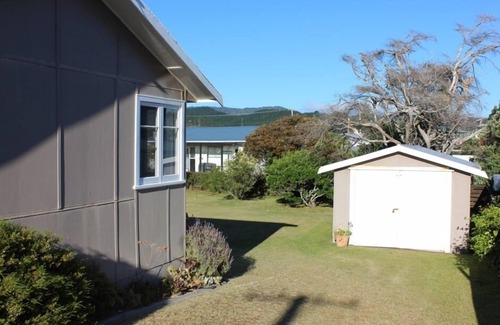 Whangamata House | 2 Minutes walk to ocean beach or shops