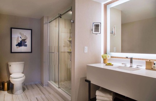 Midtown Toronto Hotel | 2 Modern Pet-Friendly Rooms w/Refined Decor Near Subway & Top Attractions