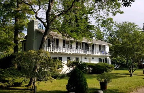 Benton Harbor House | 2 Night Minimum for Fall/Winter 2024! Perfect for a quiet weekend get a way!