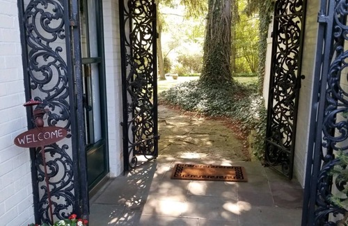 Benton Harbor House | 2 Night Minimum for Fall/Winter 2024! Perfect for a quiet weekend get a way!
