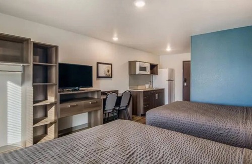 Lowell Hotel | 2 Pet-Friendly Suites with Free Parking Near Crystal Bridges Museum