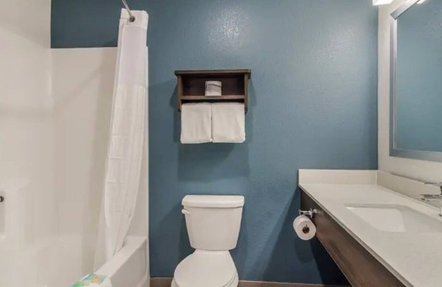 Lowell Hotel | 2 Pet-Friendly Suites with Free Parking Near Crystal Bridges Museum