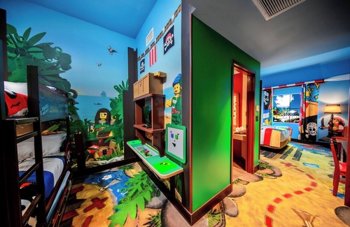 Winter Haven Hotel | 2 Pirate Theme Rooms, Legoland Resort, Treasure-Fun Playscape, Near Water Park