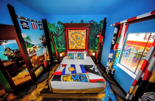 Winter Haven Hotel | 2 Pirate Theme Rooms, Legoland Resort, Treasure-Fun Playscape, Near Water Park