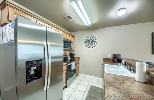 New Braunfels Condo | 2 Pools, 4 Hot tubs on the Guadalupe River! Walk to Schlitterbahn!