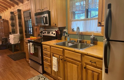 Greer Ski Chalet | 2 Private Cabins on an Secluded Acre, Walk to Restaurants, Fully Fenced
