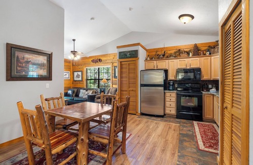 Branson Theater District Cabin | 2 Queen BR Cozy Walk-in Log Cabin close to Branson Entertainment