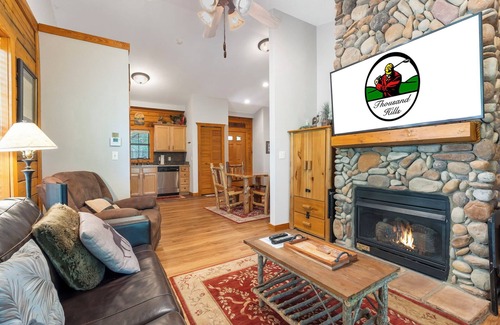 Branson Theater District Cabin | 2 Queen BR Cozy Walk-in Log Cabin close to Branson Entertainment