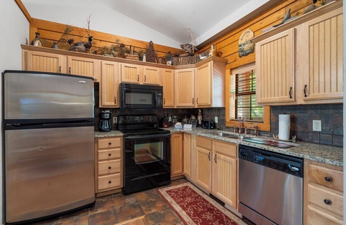 Branson Theater District Cabin | 2 Queen BR Cozy Walk-in Log Cabin close to Branson Entertainment