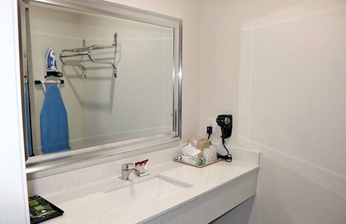 Humble Hotel | 2 Queens, Scottish Inns IAH, Shuttle to Airport, Right off Highway 1960