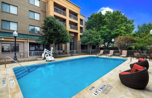 Richardson Hotel | 2 Relaxing Units Near Galatyn Woodland Preserve, Pets Allowed, FREE Parking!