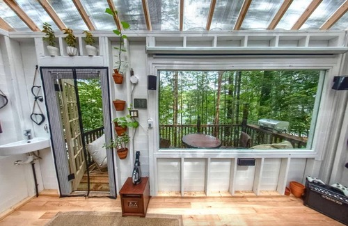 Brantingham Apartment | 2 Romantic Island Cabins for 5 - Hot Tub Boat