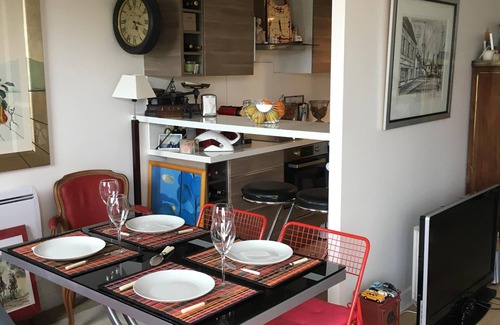 Combat House | 2-room apartment on a high floor overlooking all of Paris with sunny balcony. Buttes Chaumont
