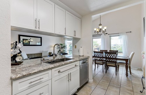 Sacramento House | #2 - Room in a beautiful house with pool