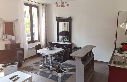 Golfe Juan House | 2 rooms in the town center, equipped, tourist port, beaches, shops, private car parks.