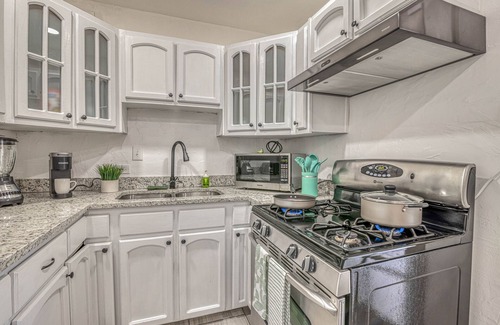 El Paso House | 2 ROOMS with KING BEDS, SOFA BED, 2 BATHROOMS, REFRIGERATION & WIFI
