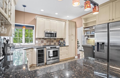 Point Pleasant Beach House | 2 short blocks to the beach. 2025 TOP OF THE LINE HUT TUB.