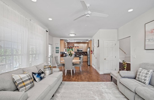 Point Pleasant Beach House | 2 short blocks to the beach. 2025 TOP OF THE LINE HUT TUB.