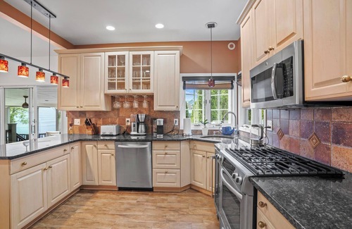 Point Pleasant Beach House | 2 short blocks to the beach. 2025 TOP OF THE LINE HUT TUB.