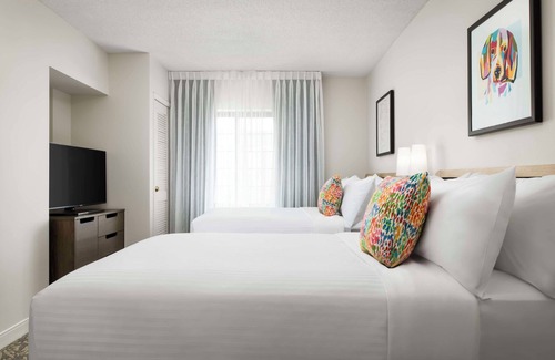 Thornhill Hotel | 2 Spacious Family Suites with Indoor Pool, Pet-Friendly and Free Breakfast