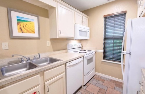 Sheridan House | 2 Spacious Villas w/Living Area & Kitchen | Balcony w/Scenic View