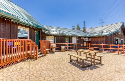 White Salmon Cabin | 2-story dog-friendly cabin near White Salmon River with mtn views, courtyard, AC