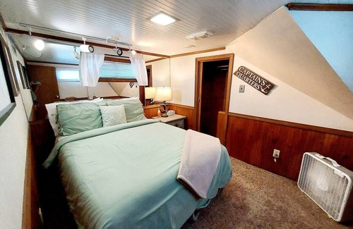 West Monroe Boat Rental | 2 Story Houseboat seeking a captain! Fish/Pets OK