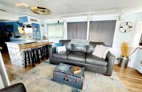 West Monroe Boat Rental | 2 Story Houseboat Seeking a Captain Fishpets Ok