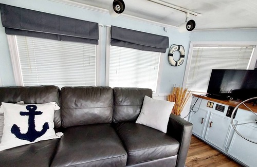 West Monroe Boat Rental | 2 Story Houseboat seeking a captain! Fish/Pets Ok