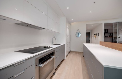 Bay Street Corridor Condo | 2 Story Luxury Townhome In Entertainment District