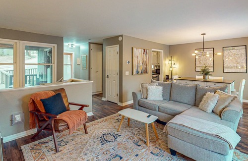 Bella Vista House | 2-story updated home with grill, deck, balcony, hammock, washer/dryer
