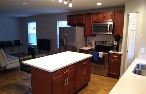 Renton House | ⁑ 2 Townhomes with Smart TV & Blackout Curtains