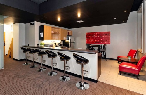 Downtown Des Moines Apartment | 2 units in 1! Silver Screen Getaway - Downtown Dsm
