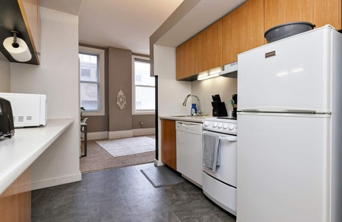 Downtown Des Moines Apartment | 2 units in 1! Silver Screen Getaway - Downtown Dsm