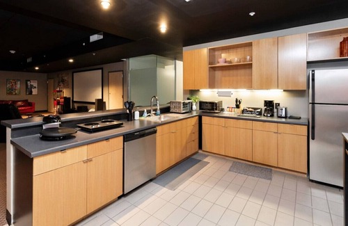 Downtown Des Moines Apartment | 2 units in 1! Silver Screen Getaway - Downtown Dsm