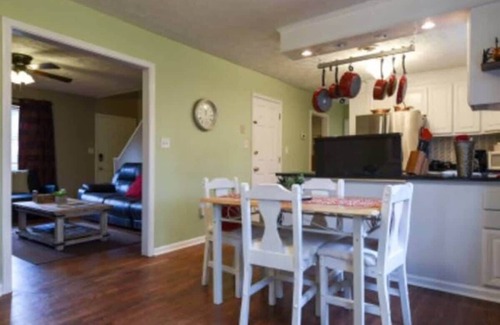 Athens House | 2 Units & Mins to UGA - The Glory Glory Doghouse