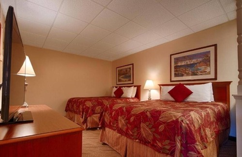 Moorings Hotel | 2 Units | Naples Stay | Near 9th St N & Local Spots