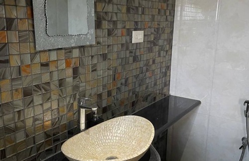 Benaulim Apartment | 2 x King Size en suite bedrooms with wardrobes with fridge and filtered water.n