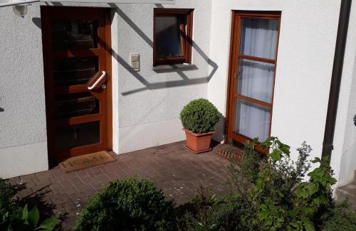 Buhlingen Apartment | 2-Zimmer-Ferienwohnung Gartenblick