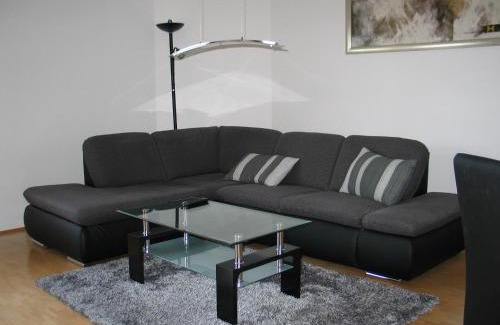 Buhlingen Apartment | 2-Zimmer-Ferienwohnung Gartenblick
